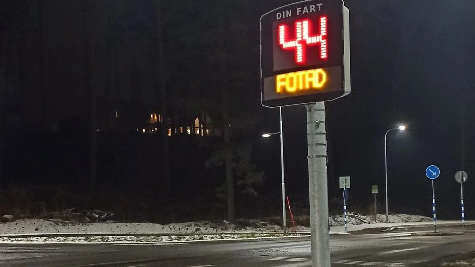 "Fotad" stod på Strängnäs kommuns hastighetstavla på Tosterön.