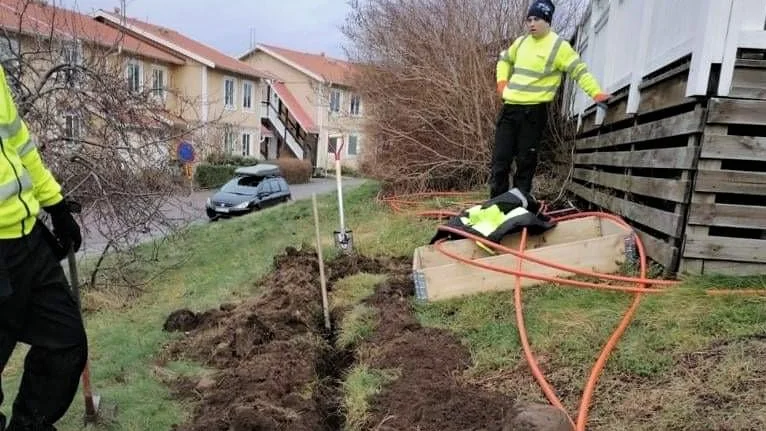 Adrian Popa och hans vänner jobbade närmare tolv timmar om dagen när de grävde för fiber runt om i Uppland. Men de fick ingen lön.