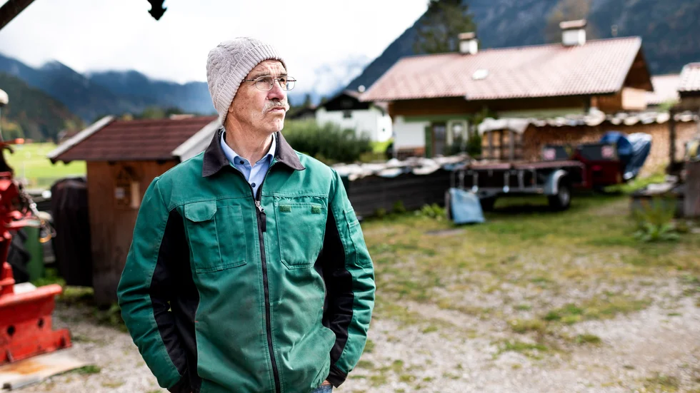 Alois Hornsteiner i den lilla byn Graswang i Bayern är starkt kritisk till utbyggnaden av mobil- och 5G-master. "Mobiltelefonin skadar kroppen", hävdar han.