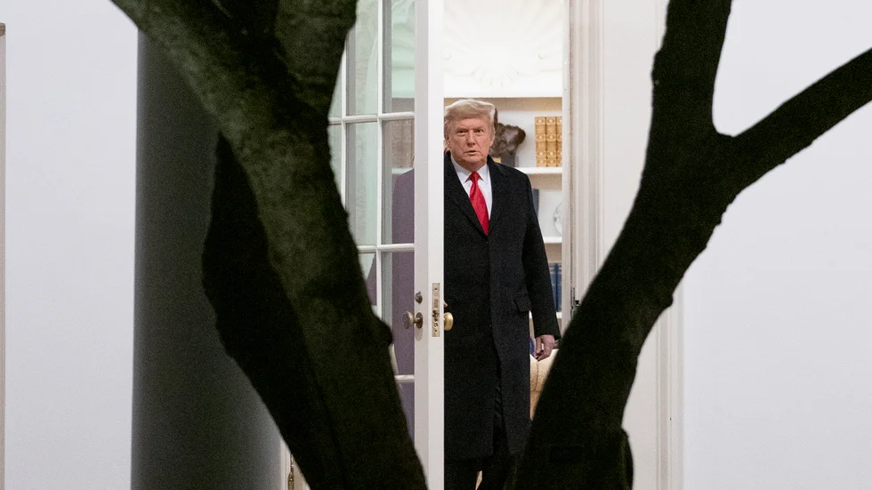 USA:s president Donald Trump på väg ut från Ovala rummet i Vita huset. Bilden är från den 4 januari 2021.