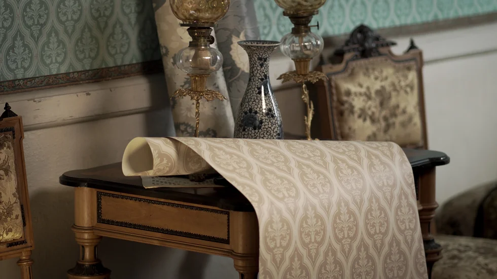 Kollektionen "Löfstad" ingår i Sandbergs historiska kollektion. Här tapeten "Lillie", efter Axel Lillie, som lät bygga Löfstad slott. Bilden är tagen på Löfstad, i bakgrunden originaltapeten.
