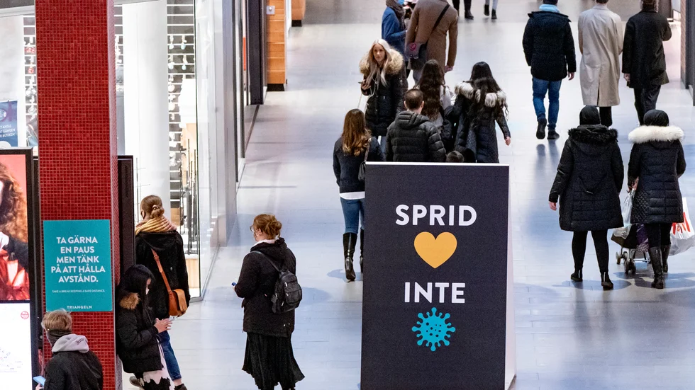 Regeringen får rätt till tvingande åtgärder för att stoppa smittspridning med den nya pandemilagen. Exempelvis kan den begränsa öppettider, besökarantal eller rent av stänga verksamheter som exempelvis gallerior, gym och kollektivtrafik.