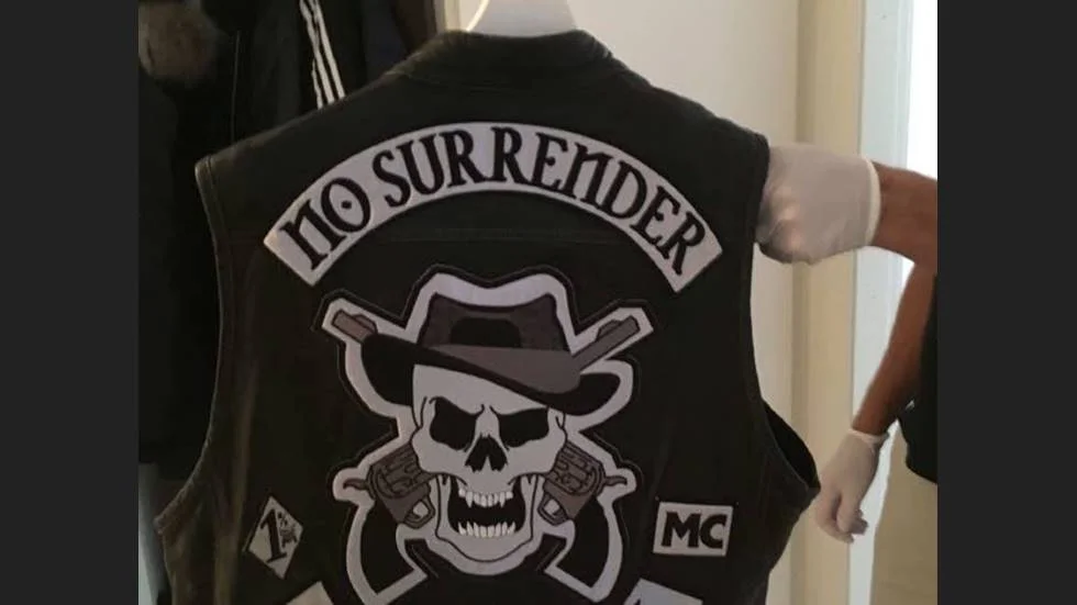 Åtalet mot de misstänkta för mordet på en medlem i No Surrender skulle ha lämnats in under torsdagen.