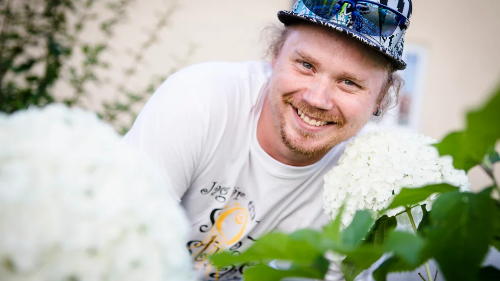 Kollegorna på Tegelstaden bygg är eniga. Markus Johansson på lagret är en riktig solstråle, med ett leeende som smittar av sig.