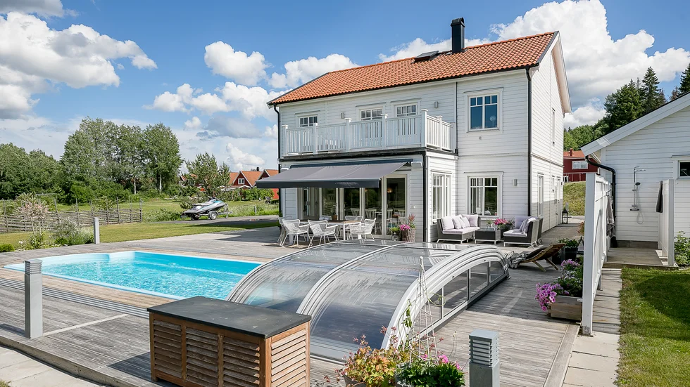 På baksidan finns en pool med tillhörande pooldäck. 
