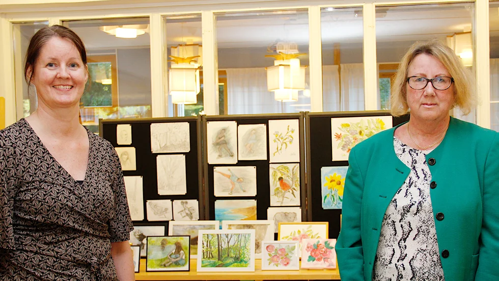 Karin Nilsson och Lilian Karlsson ställer ut sin konst på stadsbiblioteket fram till 3 oktober, som en uppmuntran  och inspiration till alla med minsta lust att börja måla. 