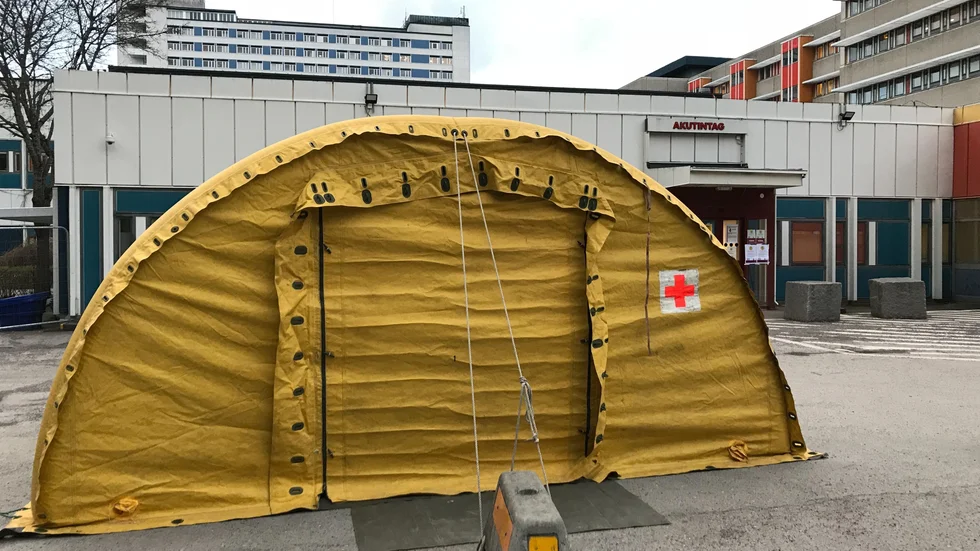 Den 17 mars slogs tältet vid Mälarsjukhuset upp. Under veckan tas det ner igen.
