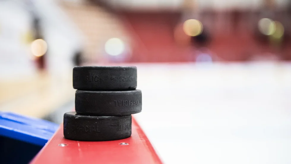 Hur gör hockeyn? Jo, de fullständigt struntar i andra idrotter och kör sommarläger, träningar och så vidare året om och har noll samarbetsvilja, menar insändarskribenten.