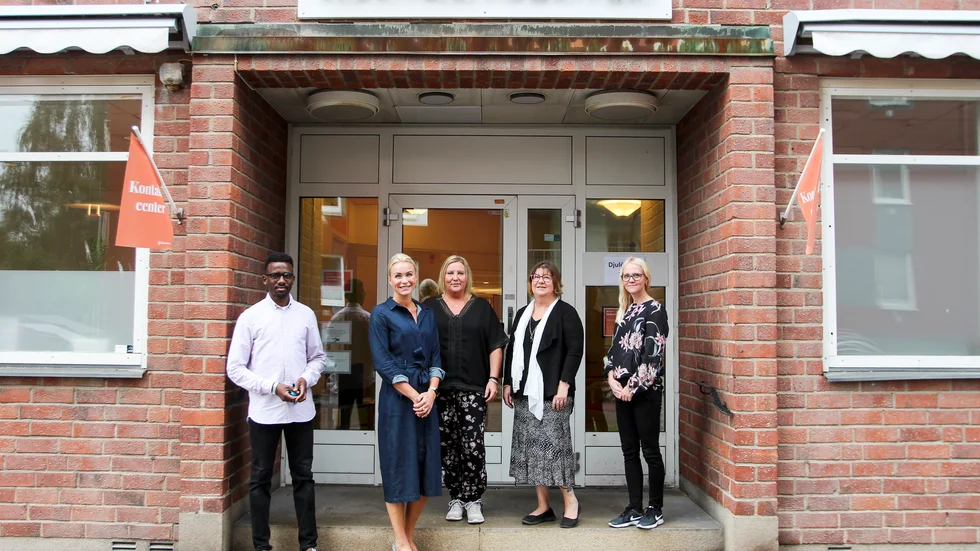 Adam Abdhulla, Karin Rytter, Maria Önneros, Annelie Geiborg och Gabriella Thörner lotsar medborgare rätt på Kontaktcenter. 