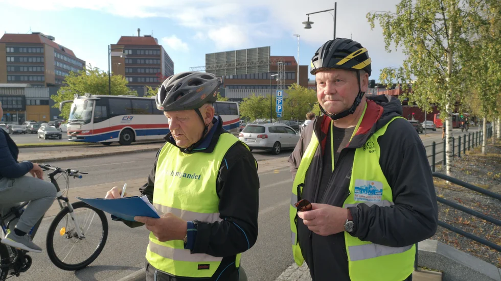 Anders Kronborg och Per-Arne Johansson, Cykelfrämjandet, stod några timmar på torsdagsmorgonen och mätte cykelhjälmsanvändningen i Luleå.