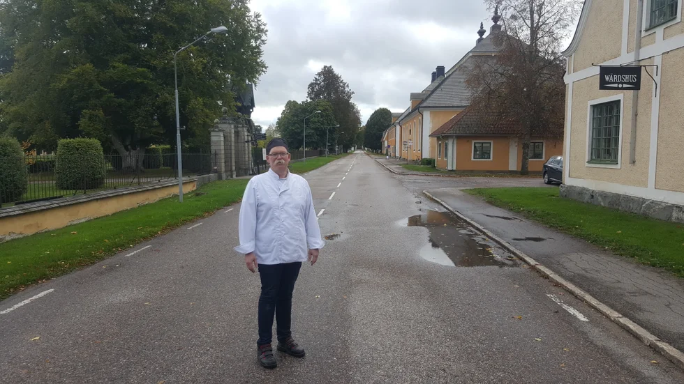 På sommaren är det full fart och massor med turister i Lövstabruk. På hösten som den här oktoberdagen är det lugn och tystnad som gäller.