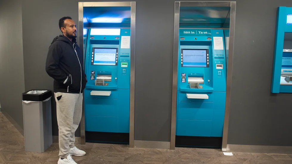 Mohamed Ali brukar ta ut pengar någon eller några dagar i veckan. Men idag blev det inga kontanter för kortet var inte aktiverat.