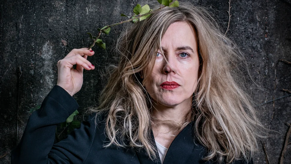 Musikern Annika Norlin samtalade med tidigare ärkebiskop KG Hammer utifrån hennes novellsamling "Jag ser allt du gör" - ett ytterst berörande samtal, menar kulturredaktör Eva Åström.