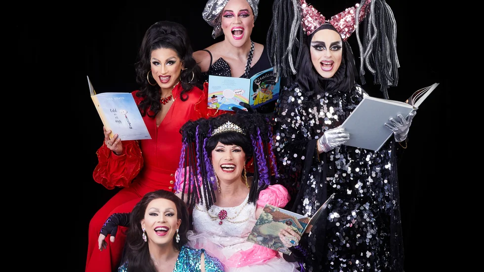  Bland drakar och dragqueens. Henrik Johansson, som gästar Norrköping och Linköping, längst ner i blått.