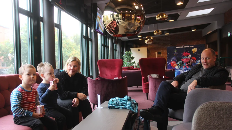 Anna-Lena och Klabbe går inte så ofta på bio, men under söndagen hade de tagit med barnbarnen Charlie och Eddie för att se "Brandman Sam". 