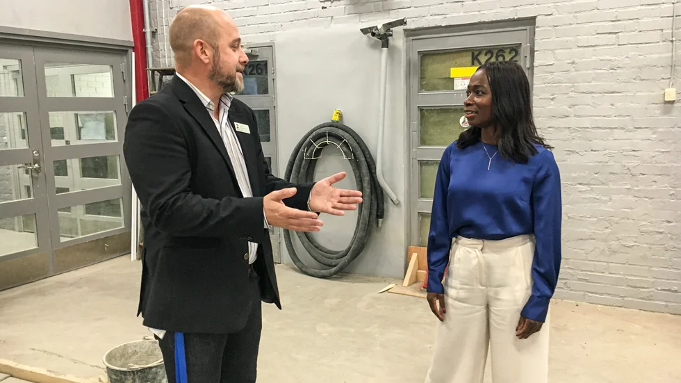 Liberalernas partiledare Nyamko Sabuni besökte på måndagen Rekarnegymnasiet där hon bland annat pratade med skolans rektor Jens Axdorph.