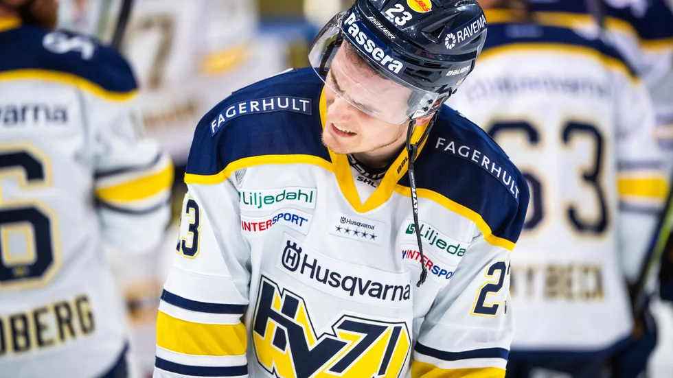 Lias Andersson stängs av efter tacklingen mot Jonas Berglund.
