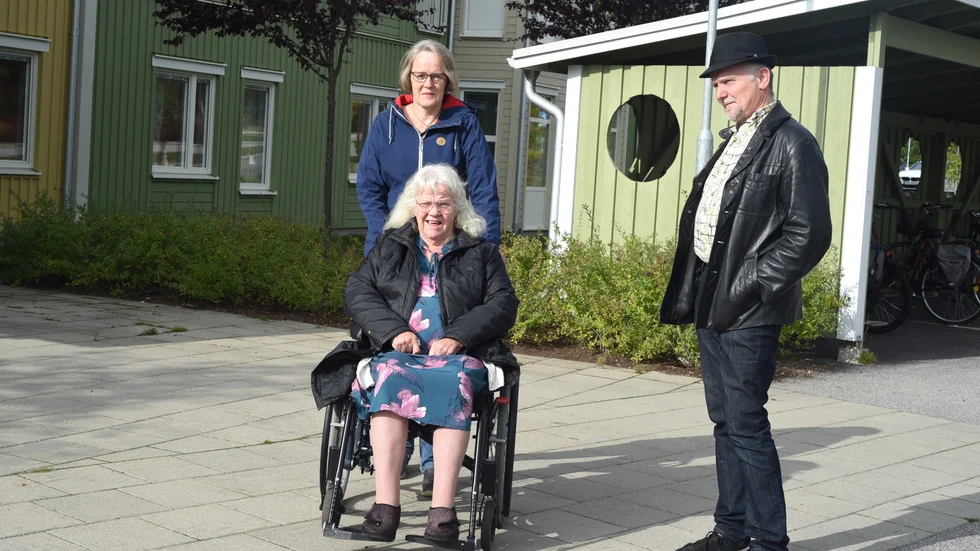 Märta Åberg fick efterlängtat besök av barnen Lisbeth och Erling på Vimarhaga och fick komma ut på en promenad.