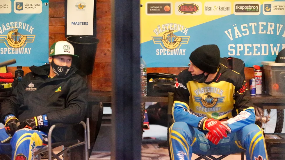 Jason Doyle och Sam Masters i samspråk.