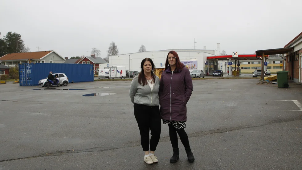 Vid gamla busstationen mellan Gulf och OKQ8 samlas många ungdomar. Ungdomarna har trevligt, men stöket har eskalerat på sistone. Därför vill Viktoria Ekström och Jessica Larsson få fler vuxna i omlopp.
