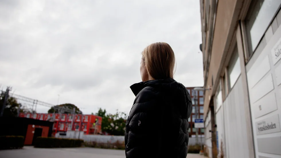 Ida är en av många Uppsalabor som råkat ut för sms-trakasserierna. Efter kontakt med andra drabbade kan hon konstatera att sms:en präglas av samma typ av språk, uttryck och hot och att de flesta som blockar numret snart får sms från ett nytt, snarlikt nummer. 