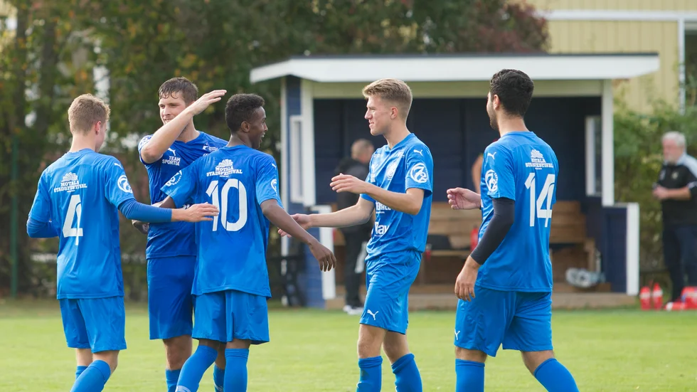 LSW firar efter att Abdullahi Abdiqaadir Ahmed i en tidigare match. I Östgötacupderbyt mot Borensberg fick de fira "Abbe" två gånger.