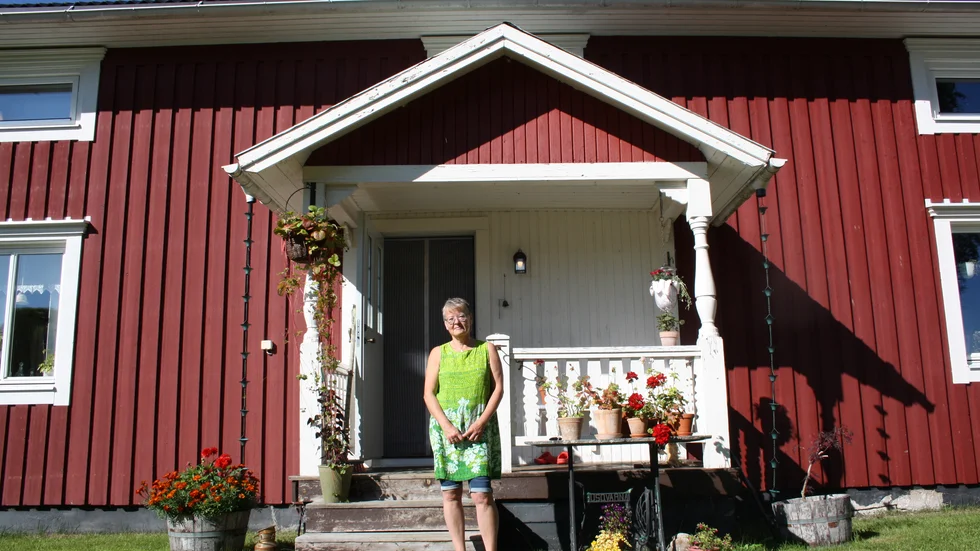 I Ålund, precis intill Åbyälven, bor Britt-Marie Lundmark Hägg med sin man och katt.