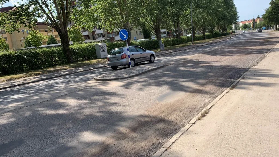 Bilar kör på fel sida om påbudsmärket för körbanan.