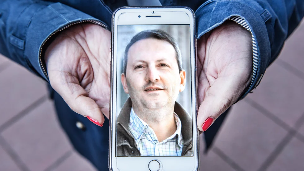 Ahmadreza Djalalis fru Vida Mehrannia visar en bild på sin man.