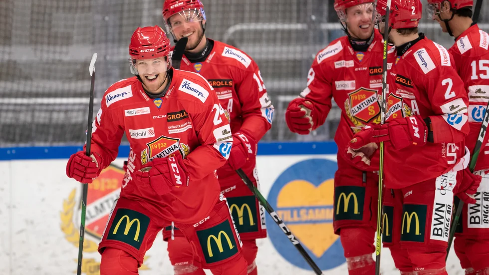 Calle Åsell har just gjort 4-2 och jublar tillsammans med sina lagkamrater Villiam Haag (bakom) samt Mattias Johansson, Anton Björkman (2) och Marcus Karlström (15). Almtuna vann målkalaset mot Vita Hästen med 8-5 och tar sig uppåt i tabellen.