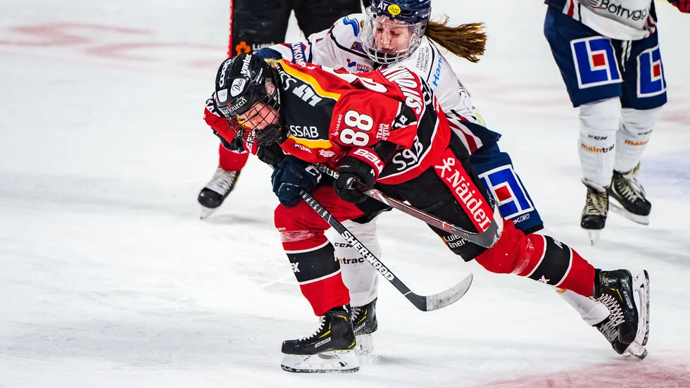 Ronja Savolainen stängs under de tre kommande matcherna.