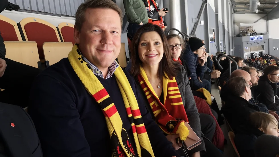 Tobias Baudin och Eva Nordmark snackade välfärdspolitik och kollade på ishockey i Luleå.