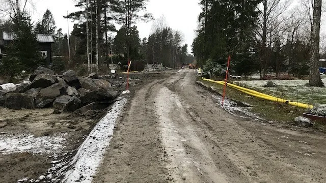 Nu grävs och sprängs det för nya vägar, gatlyktor och kommunalt vatten och avlopp i Åda fritidsområde. Varför lovar kommunen tjänstemän en sak som de sedan inte står för? skriver Åsa och Håkan Wahlström, Trosa.