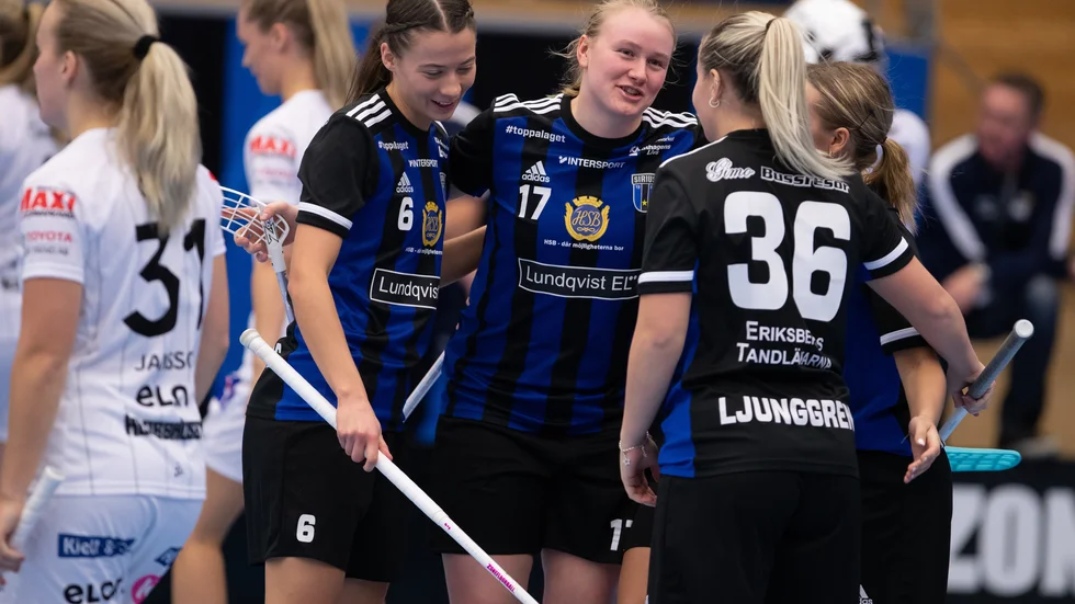 Klara Molin gratuleras efter ett av sina tre mål mot Karlstad.