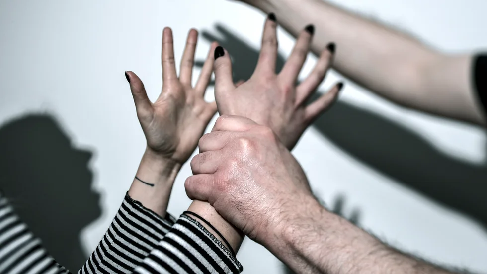 Mannen misstänks för att ha slagit sin sambo vid upprepade tillfällen.