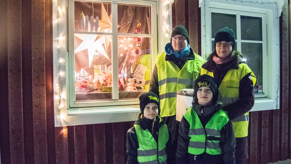 Tage, 6 år, och Tore, 8 år kom med sina föräldrar Per Johansson och Helena Jonneryd till Sörbyakyrkan på söndagen för att lösa uppgiften.