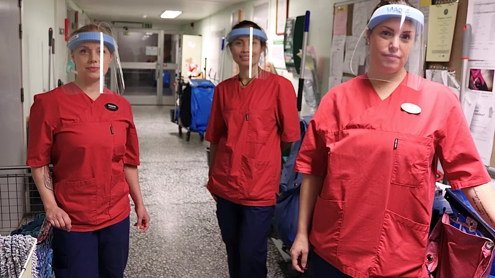 Lokalvårdarna Victoria Lindqvist, Rattarna Kaewudom och Marie Hägg städar lokalerna där flest covid-sjuka patienter befinner sig. 