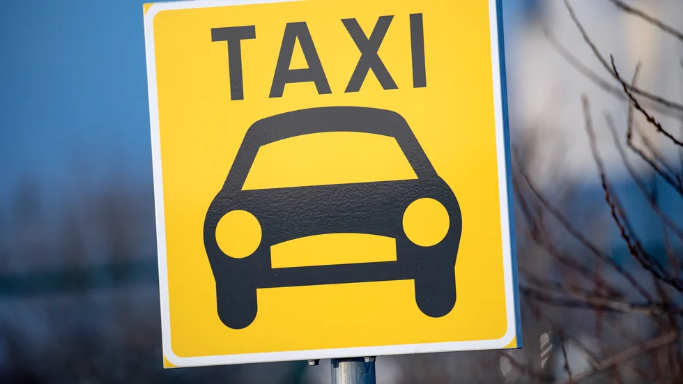 Alltfler missar taxiprovet på grund av att de inte kan tala och skriva svenska, enligt dagens debattör. 