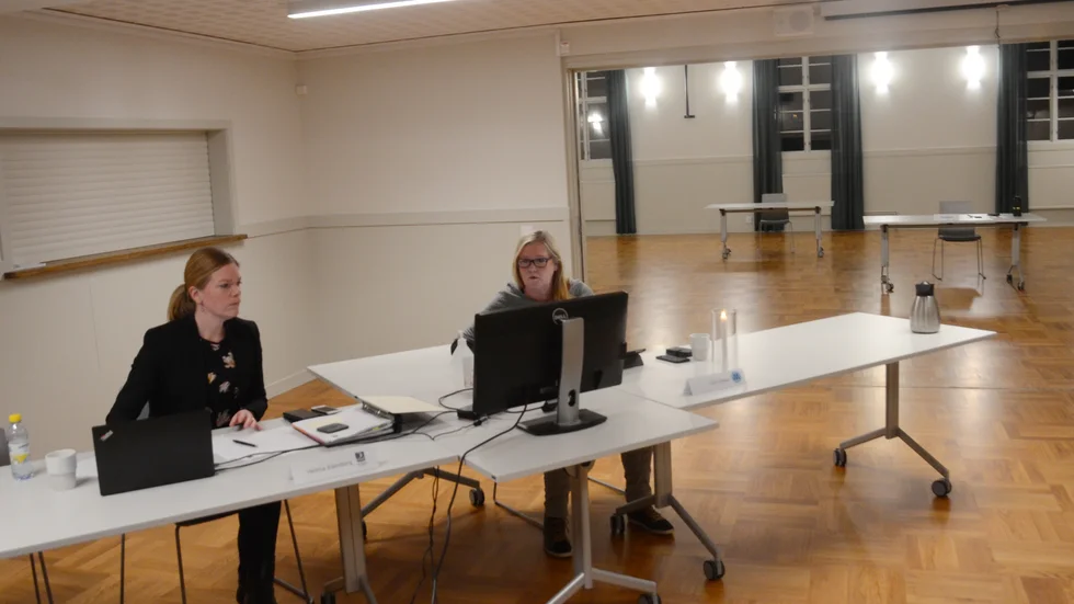 Helena Edenborg tillsammans med Ann Larsson vid det senaste kommunfullmäktigemötet i november förra året.