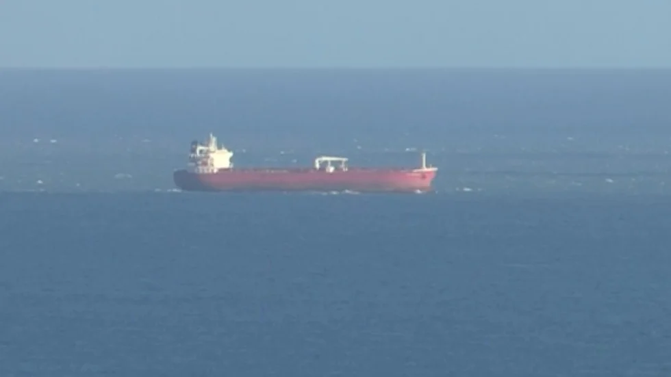 Det Liberiaregistrerade oljefartyget Nave Andromeda filmat från land på söndagen.