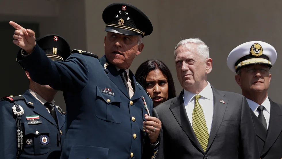 Mexikos tidigare försvarsminister Salvador Cienfuegos under ett möte med dåvarande USA-kollegan Jim Mattis i Mexico City 2017. Arkivbild