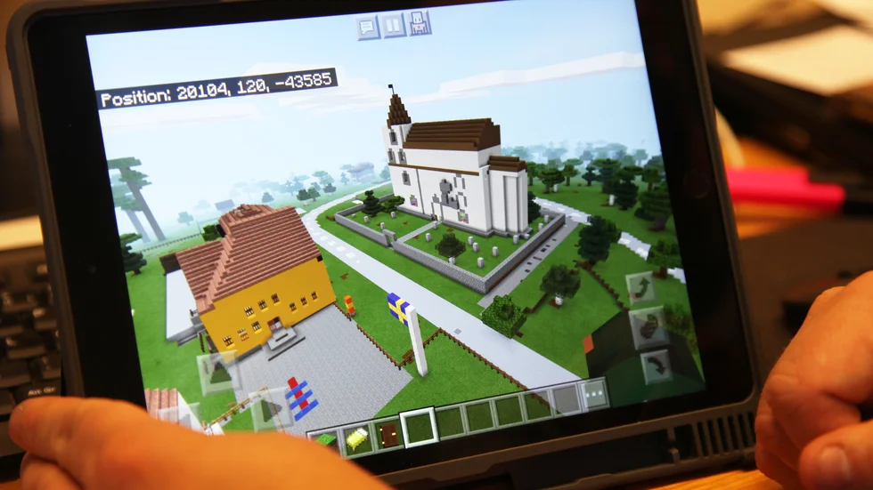 Skolan och kyrkan, byggda av elever i spelet Minecraft.