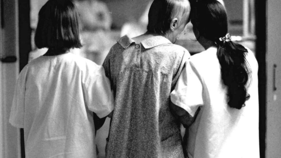 Från Eskiltunakurirens arkiv, februari 1992. Bildtexten löd då: "Det är inte konstigt att de äldre tappar både matlust och livslust, då omsorg och omtanke inte hinns med"