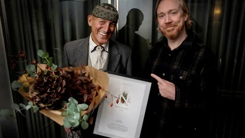 Årets Nyponpristagare blev Sami Rahim som här mottar blommor, diplom och prispengar av Nyponstiftelsens grundare Lars Winnerbäck. 