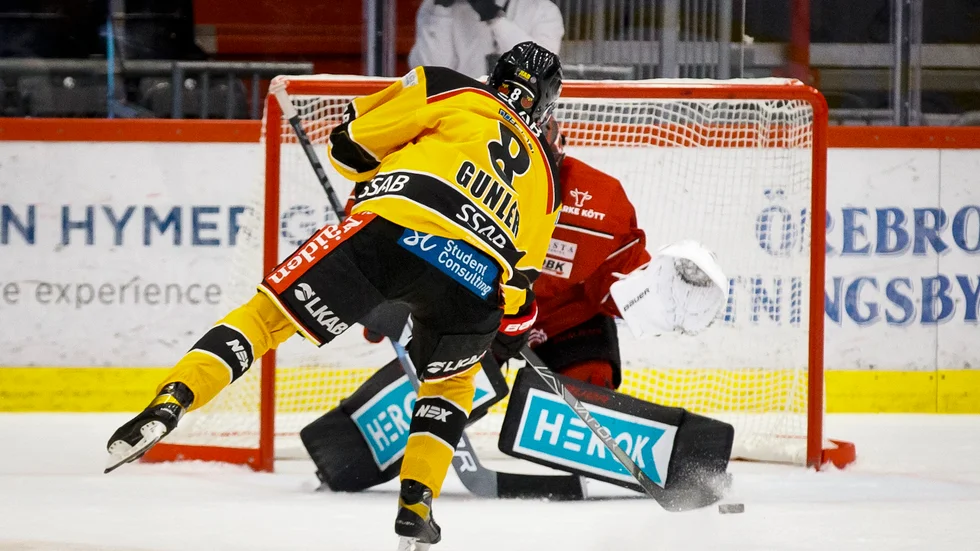 Noel Gunler gör mål på sin straff mot Örebro.