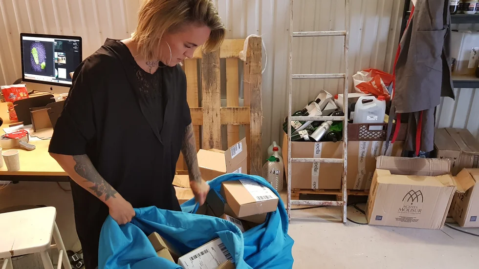 Zara Rydman är återförsäljningsansvarig, men gör allt som kan tänkas ingå i ett litet företags arbetsuppgifter. "Det viktigaste är att man få ha ett roligt jobb, som känns meningsfullt", säger hon. 