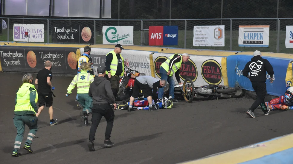 Dackarnas Oliver Berntzon råkade ut för en otäck krasch efter att hakat ihop med Västerviks Mikkel B Jensen.