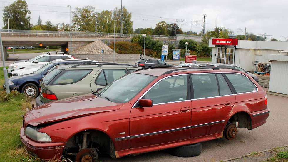 Kommunen har fått klagomål på uttjänta bilar vid Shell i Motala. Nu uppger fastighetsägaren att parkeringsplatsen kommer att stängas av.