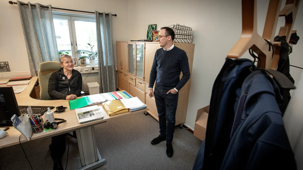 Britta Flinkfeldt lämnar över till Isak Utsi som nu har klivit på jobbet som Arjeplogs kommunalråd och kommunstyrelsens ordförande. Nu är det han som ska fortsätta arbetet framåt.