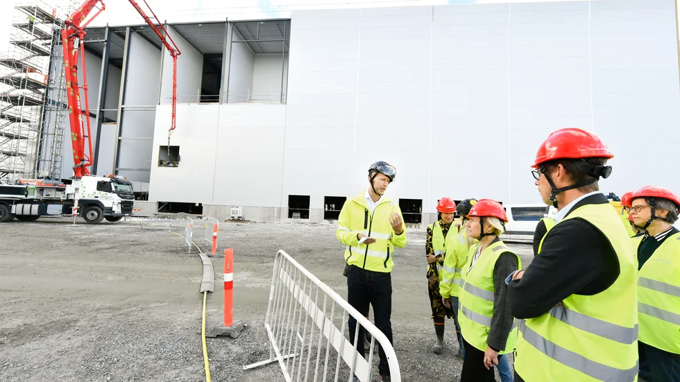 Northvolts vd Peter Carlsson berättar om bygget av batterifabriken för landshövding Helena Hellmark Knutsson